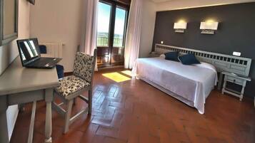 Superior tweepersoonskamer | Een bureau, gratis wifi, beddengoed