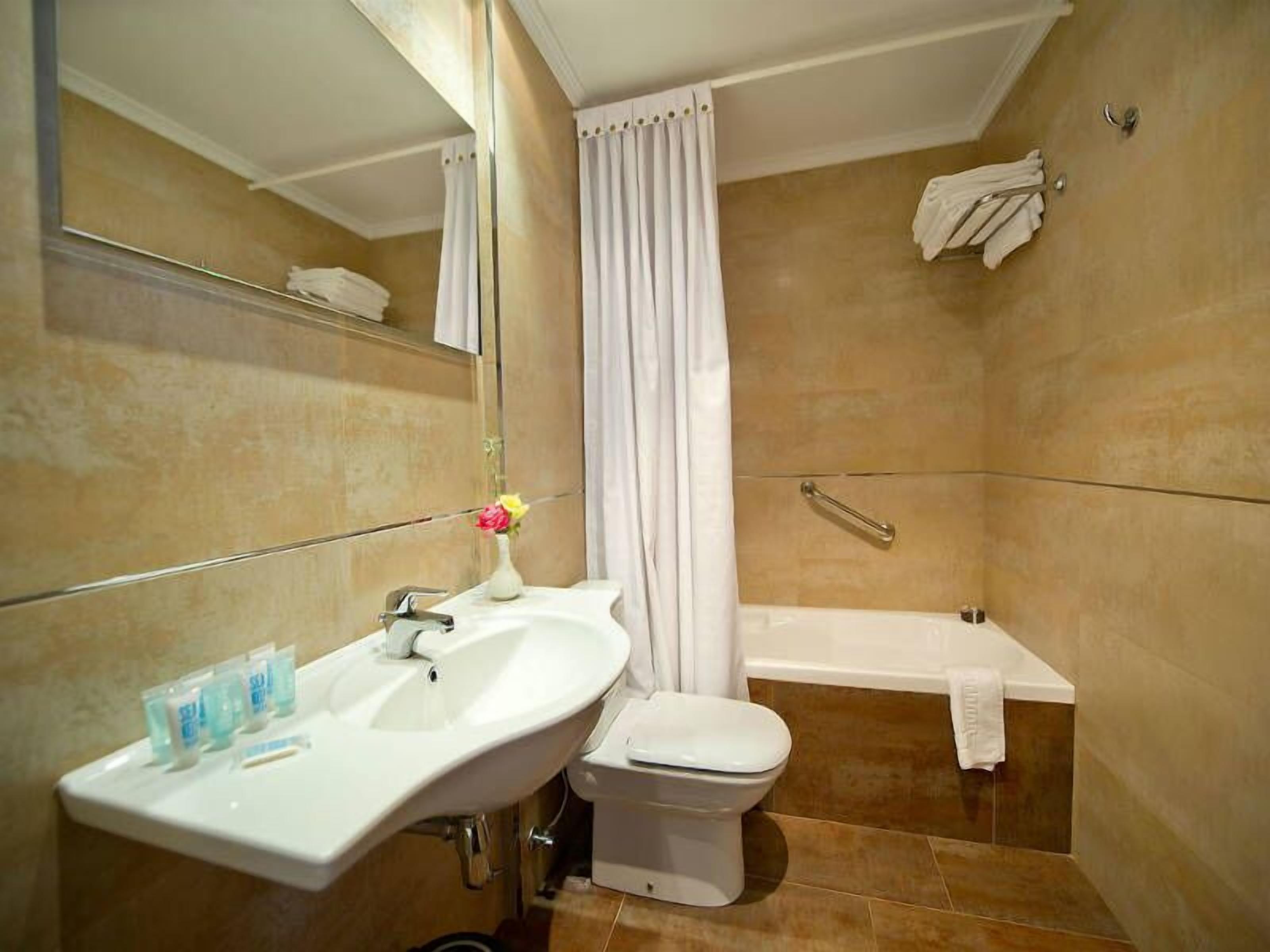 triple room | bathroom | free toiletries, hair dryer, towels