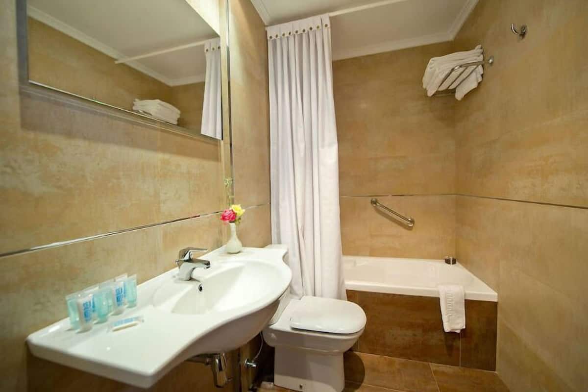 triple room | bathroom | free toiletries, hair dryer, towels