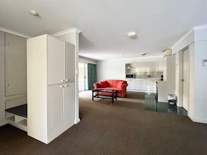 Deluxe Studio, 1 King Bed | In-room safe, desk, iron/ironing board, free WiFi