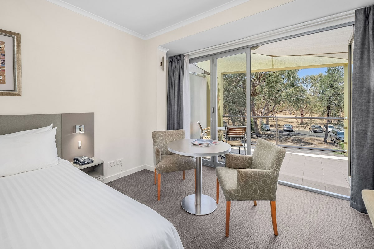 Executive Room, 1 King Bed, Balcony | In-room safe, desk, iron/ironing board, free WiFi