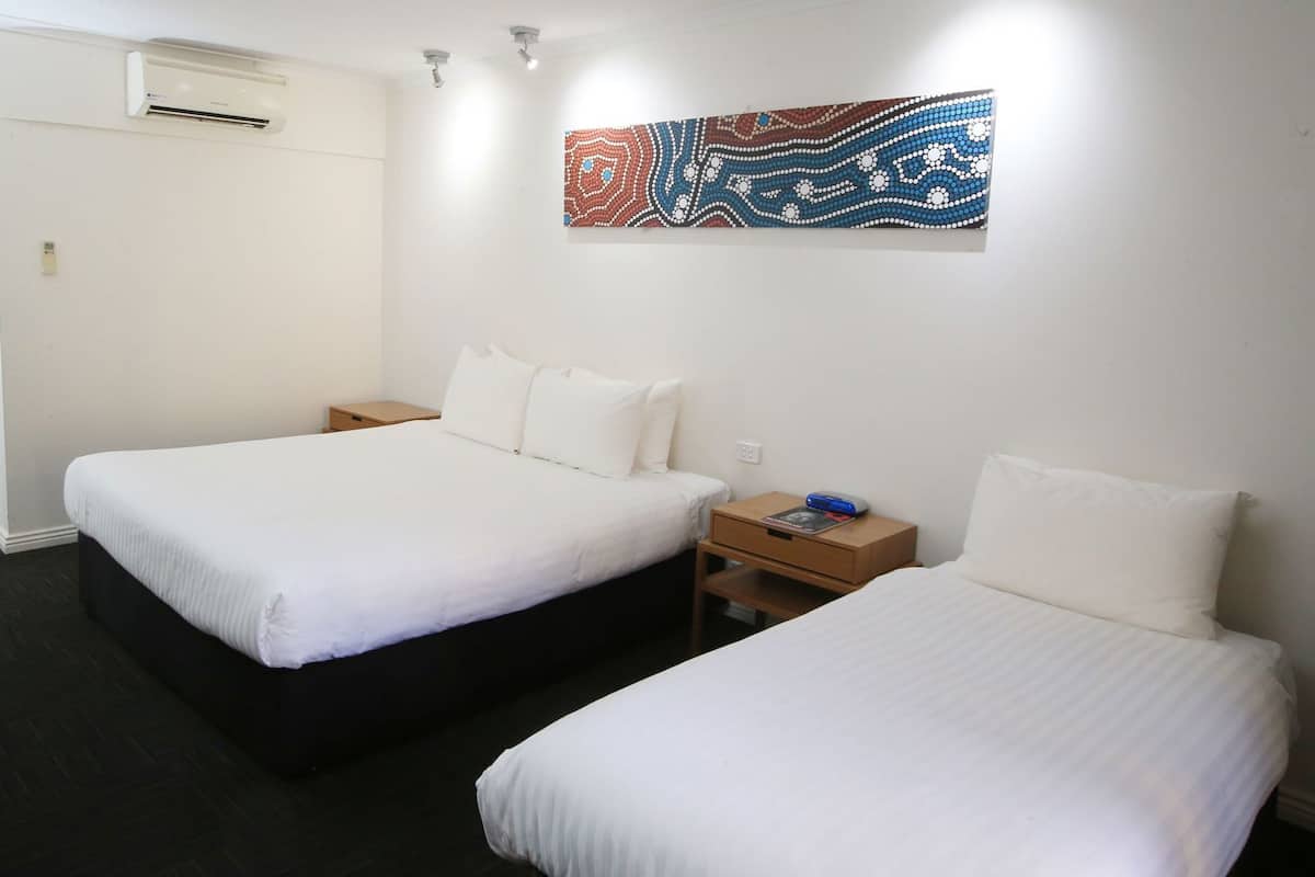 Coffre-fort, bureau, fer et planche à repasser, accès au Wi-Fi (inclus)