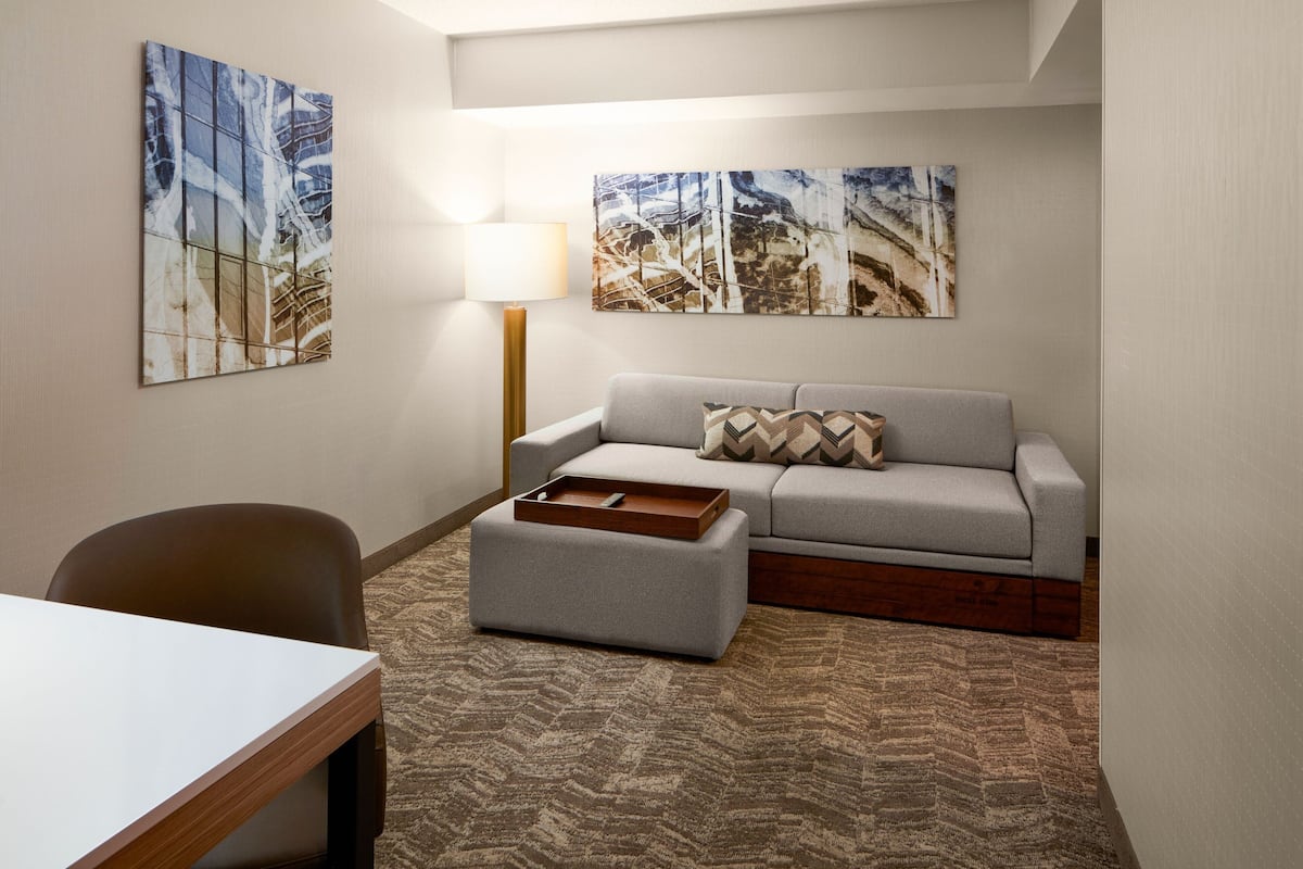 1 bedroom, pillow-top beds, desk, laptop workspace