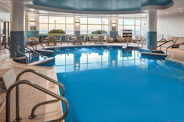 Una piscina techada, una piscina al aire libre de temporada