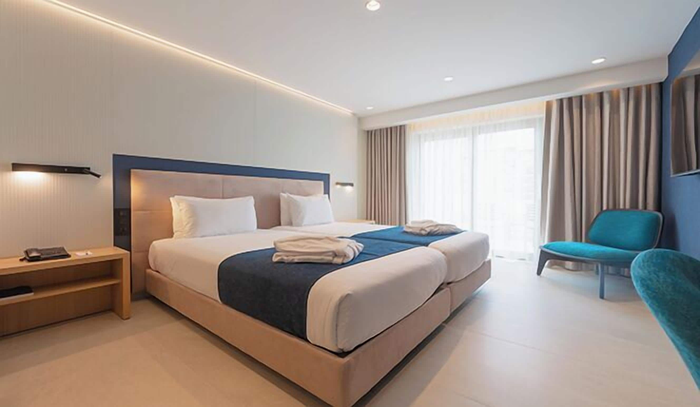 Habitación con 1 cama matrimonial o 2 individuales, balcón | Ropa de cama de alta calidad y caja de seguridad en la habitación 