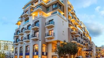 Fassade der Unterkunft – Abend/Nacht