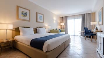 Peralatan tempat tidur premium, peti besi dalam bilik, meja