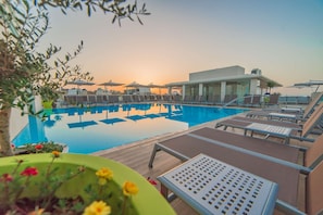 Piscine couverte, 2 piscines extérieures, cabanons gratuits