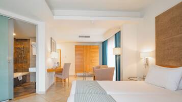 Quarto casal ou duplo, sacada | Roupas de cama premium, cofres nos quartos, escrivaninha