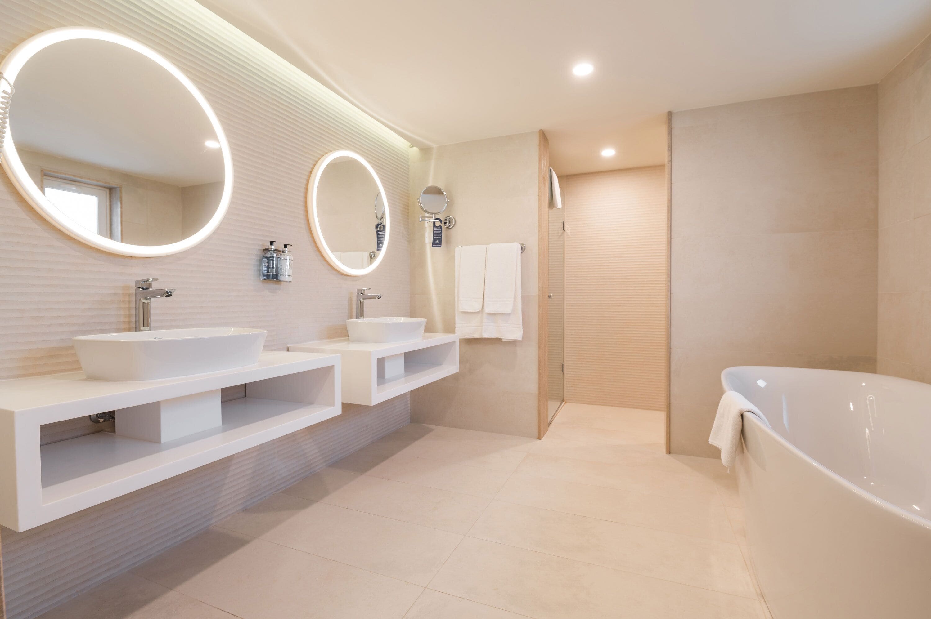 deluxe penthouse, private pool (free fully stocked minibar) | bathroom | deep-soaking bathtub, rainfall showerhead, eco-friendly toiletries