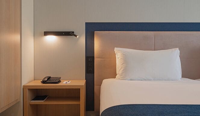 Ropa de cama de alta calidad y caja de seguridad en la habitación 