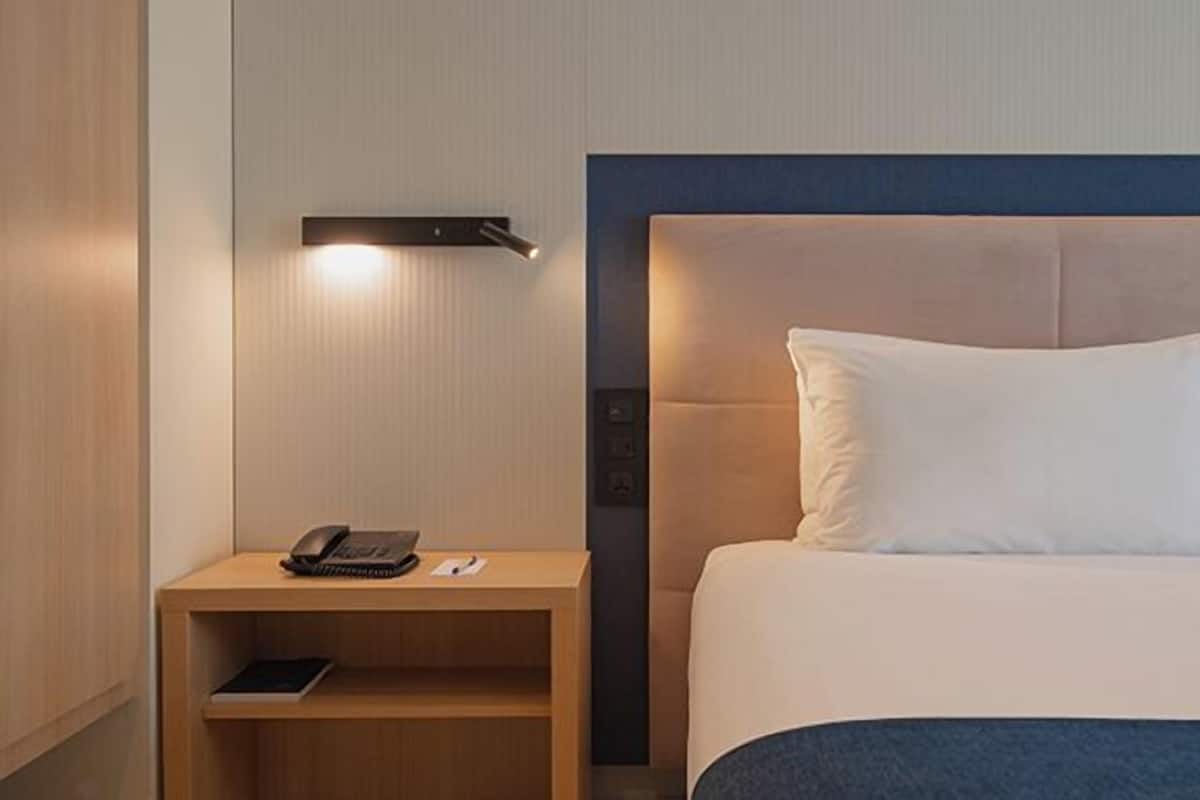 Roupas de cama premium, cofres nos quartos, escrivaninha