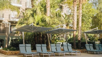 Een binnenzwembad, 2 buitenzwembaden en parasols bij het zwembad