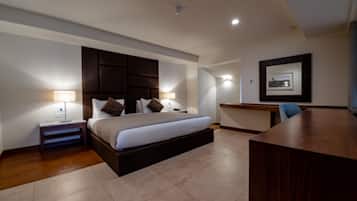 Ático Deluxe, piscina privada (Free fully stocked minibar) | 1 dormitorio, ropa de cama de alta calidad, caja fuerte y escritorio