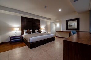 Deluxe Penthouse, Private Pool (Free fully stocked minibar) | 1 bedroom, premium bedding, in-room safe, desk