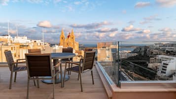 Deluxe penthouse, privézwembad (Free fully stocked minibar) | Uitzicht op strand/zee