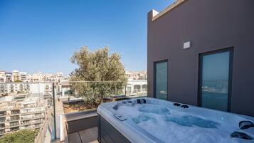Deluxe Penthouse, Private Pool (Free fully stocked minibar) | Jetted bathtub