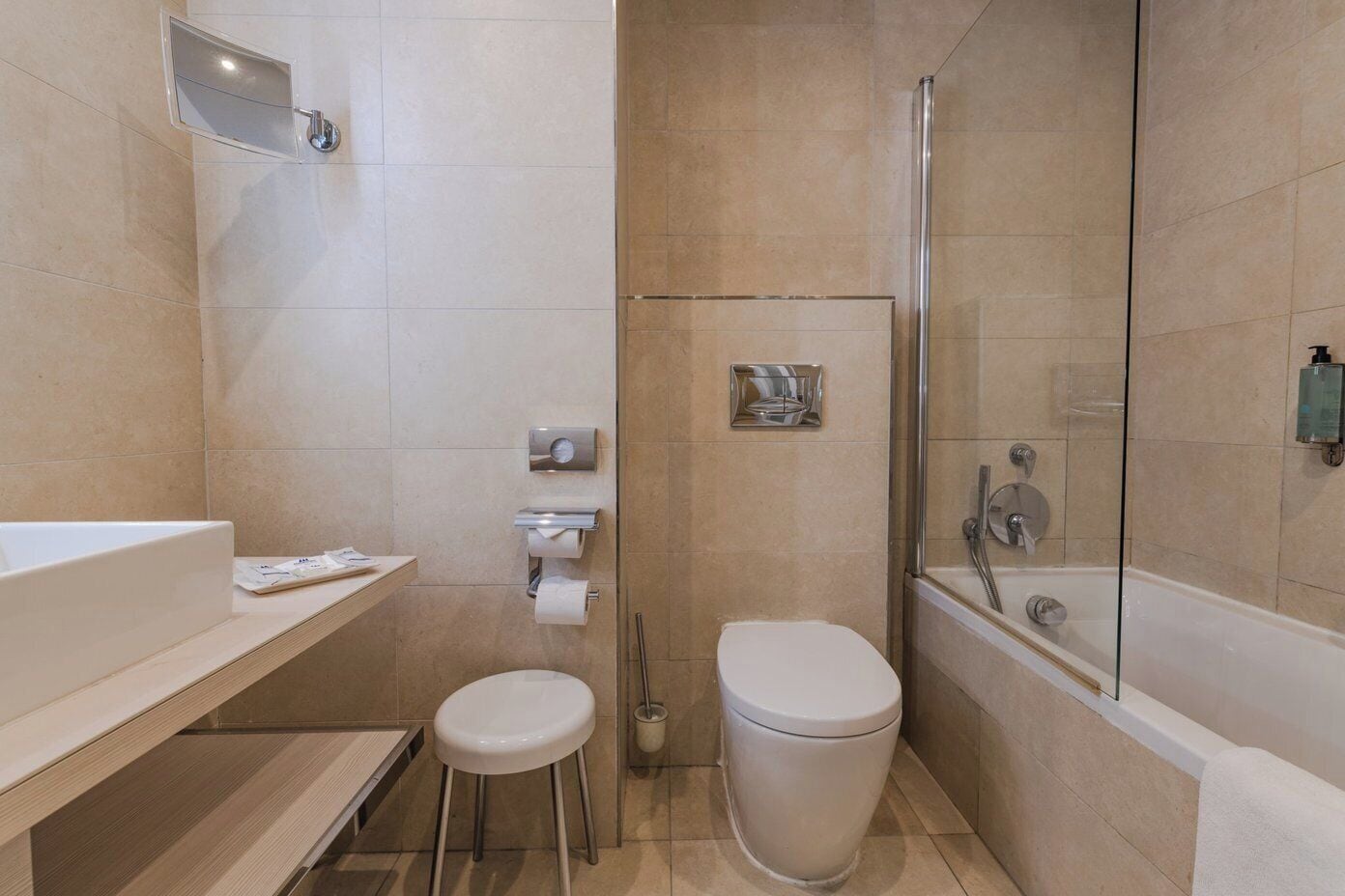 Une salle de bain moderne équipée d’une baignoire, de toilettes et d’une douche.