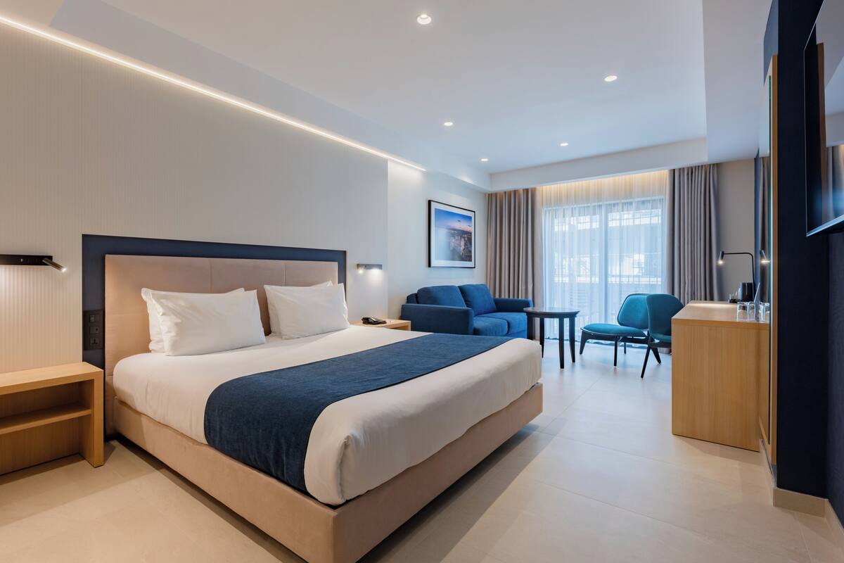 Junior Suite, Balcony | Premium bedding, in-room safe, desk, laptop workspace