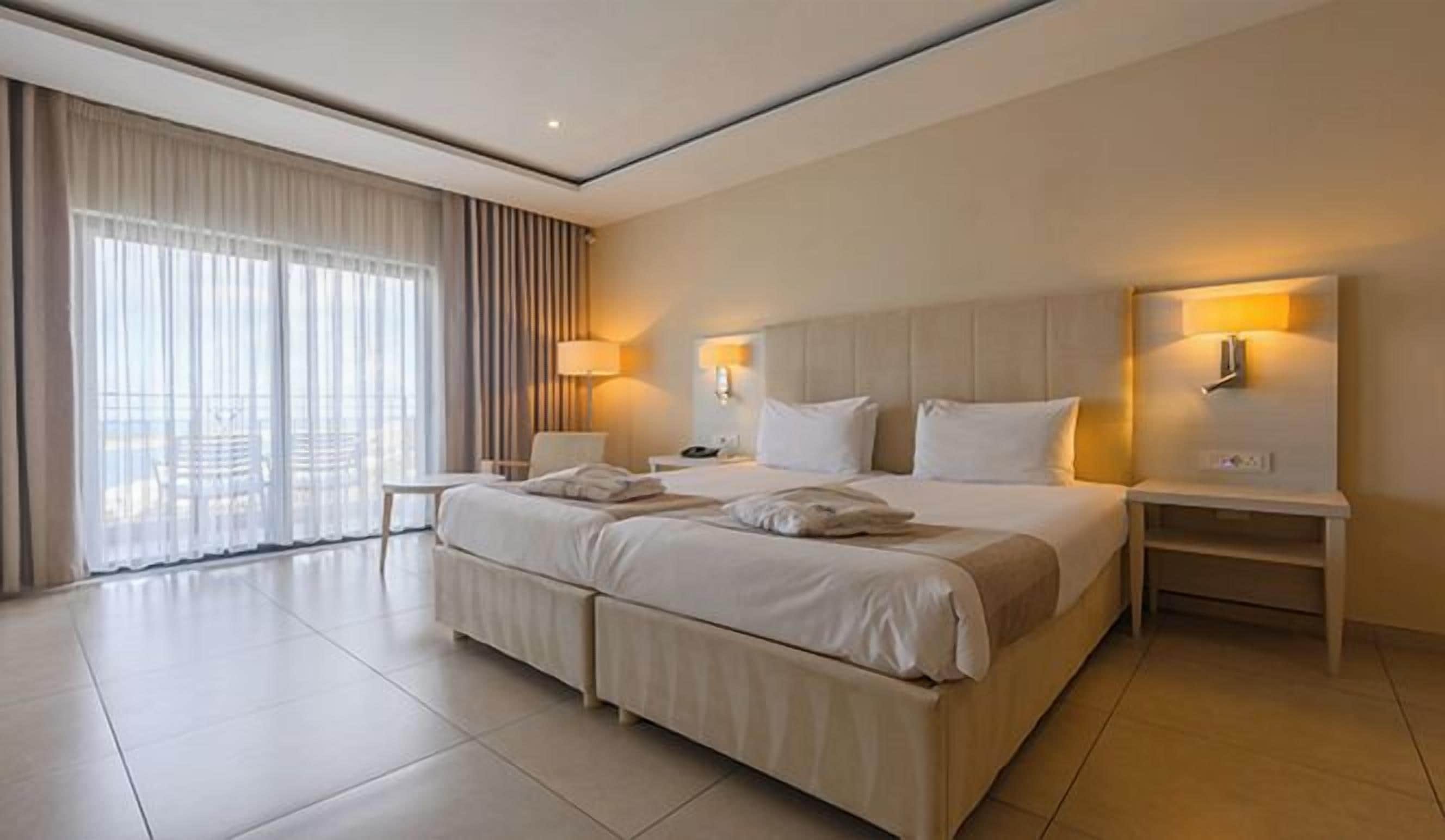 Ropa de cama de alta calidad y caja de seguridad en la habitación 