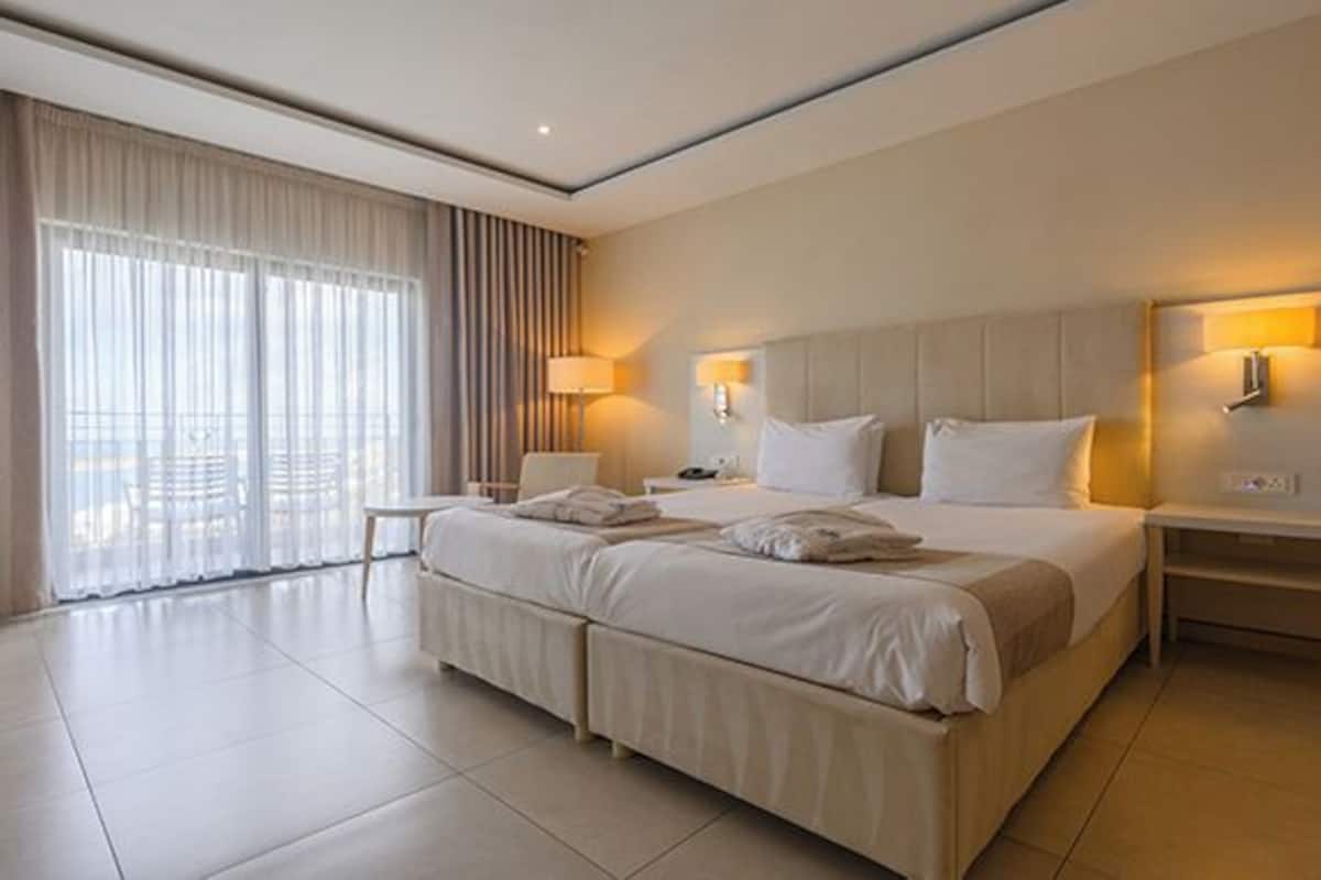 Roupas de cama premium, cofres nos quartos, escrivaninha