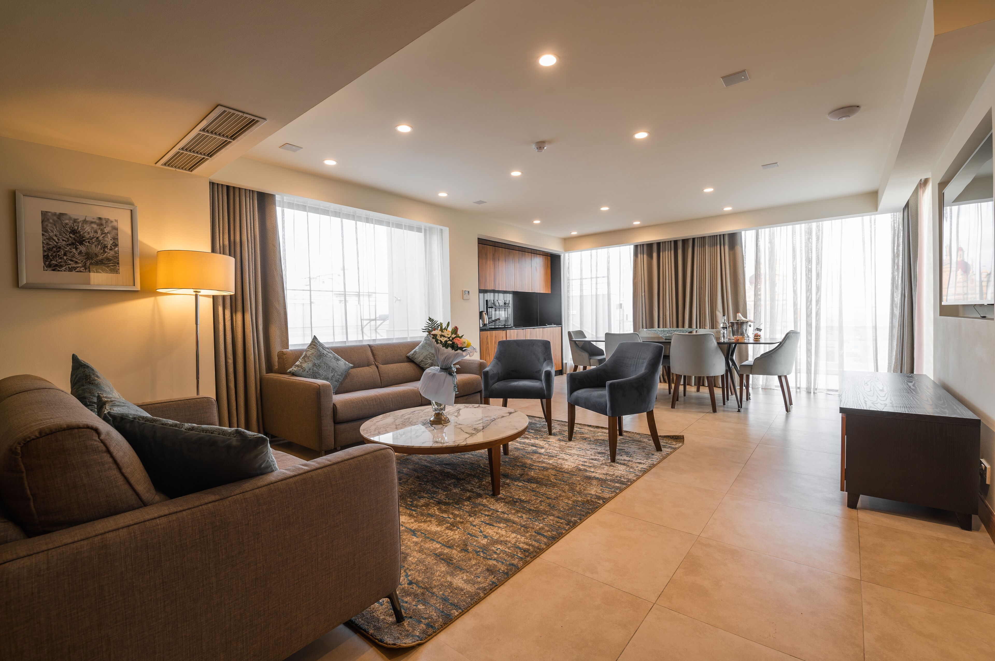 Deluxe penthouse, privézwembad (Free fully stocked minibar) | Woonruimte | Een 32-inch ledtelevisie met satellietzenders en televisie