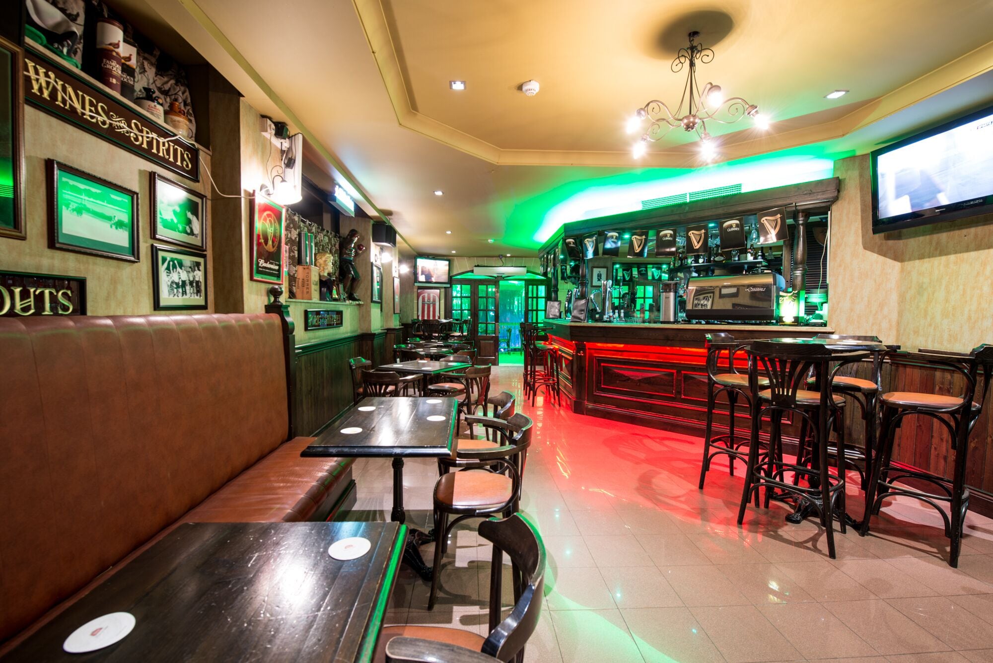 4 bars, pub, bar à cocktails