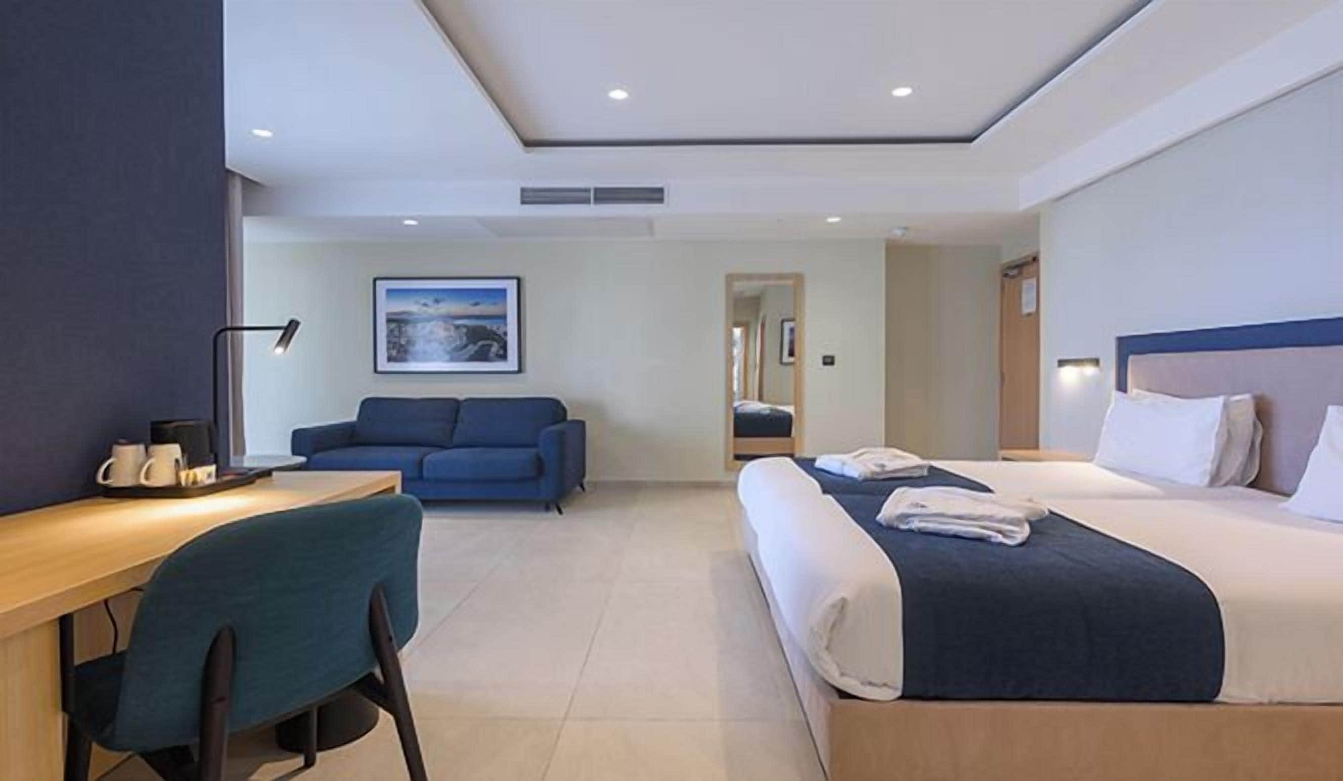 أغطية فراش متميزة وخزنة داخل الغرفة ومكتب ومساحة عمل للكمبيوتر المحمول