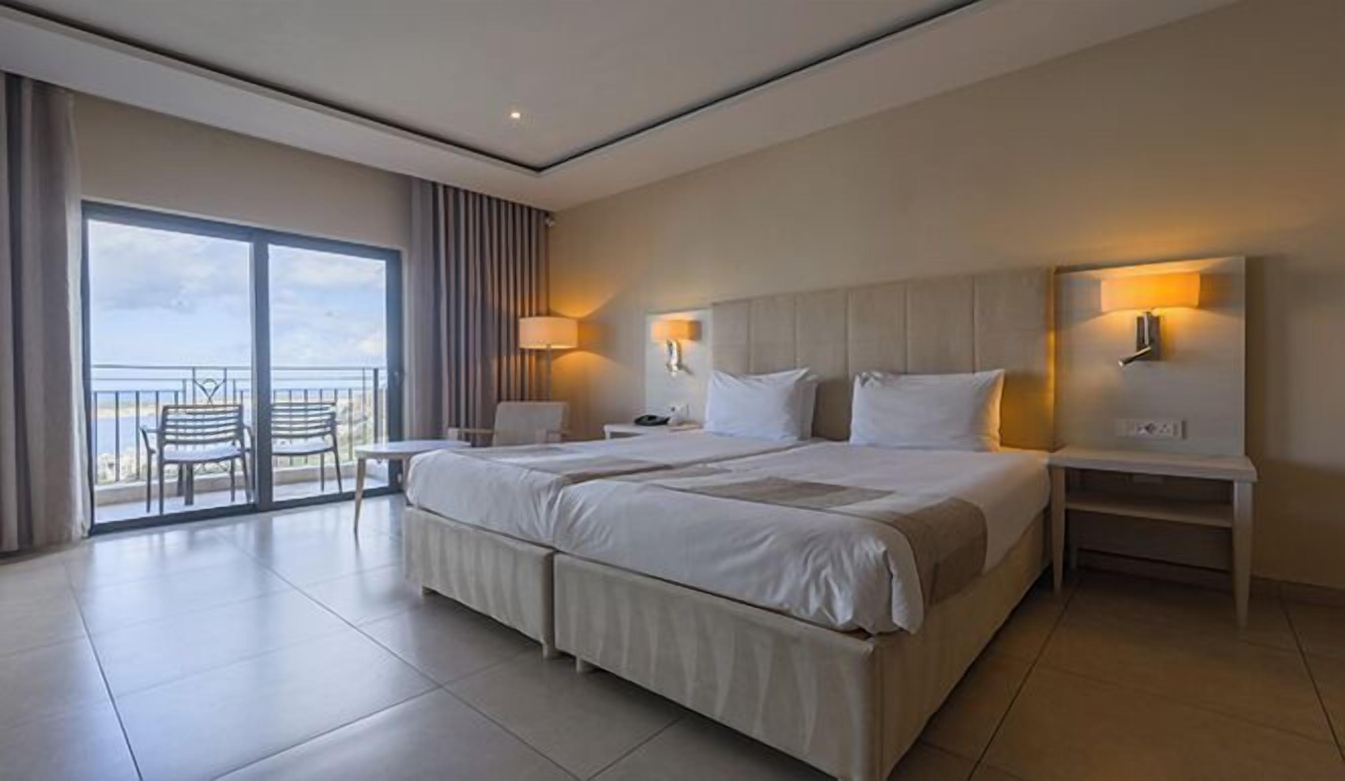 Premium bedding, in-room safe, desk, laptop workspace