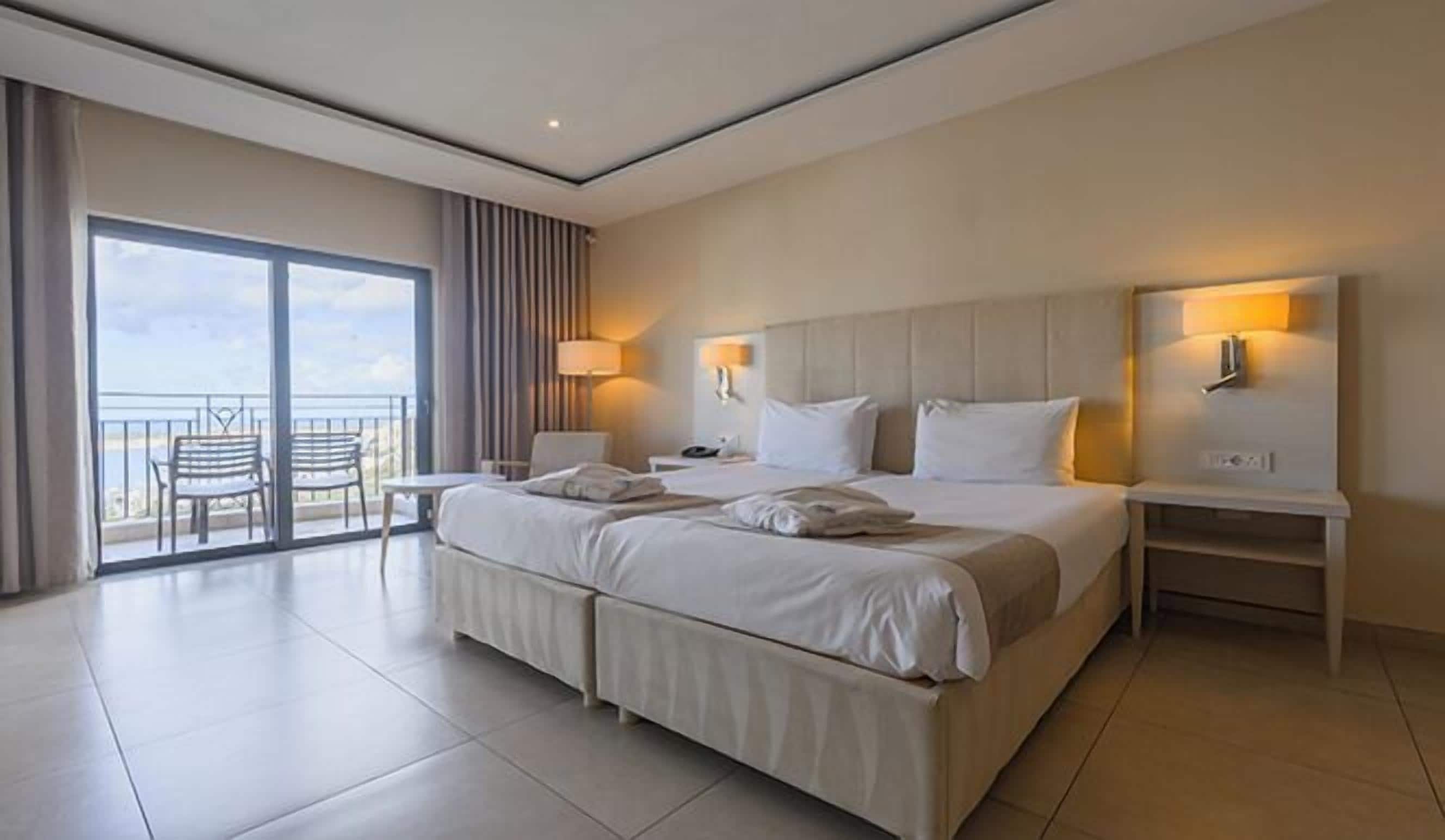 Chambre Deluxe Double ou avec lits jumeaux, vue jardin | Literie de qualité supérieure, coffres-forts dans les chambres, bureau