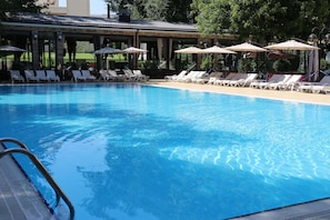 Piscine extérieure (ouverte en saison), parasols de plage