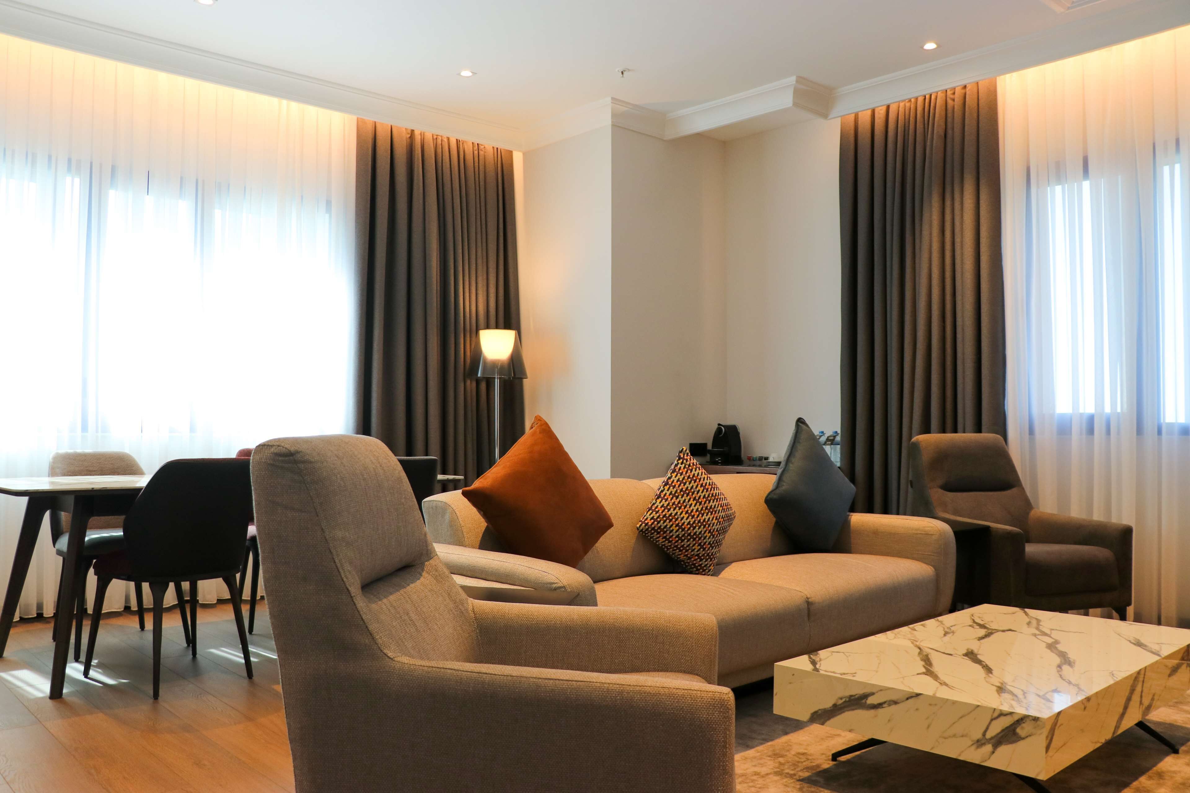 Luxe beddengoed, Tempur Pedic-bedden, een minibar, een kluis op de kamer