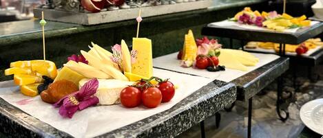 Petit déjeuner buffet (160000 UZS par personne)