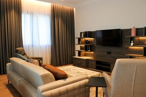 Seprai premium, tempat tidur Tempur-Pendic, minibar, dan brankas