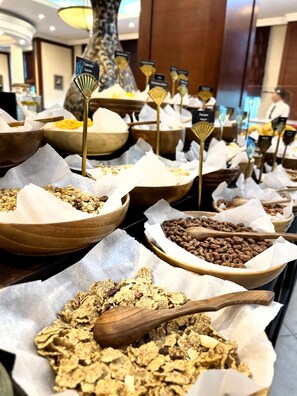 Petit déjeuner buffet (160000 UZS par personne)