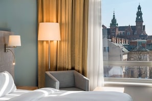 Donzen dekbedden, een minibar, een kluis op de kamer, een bureau