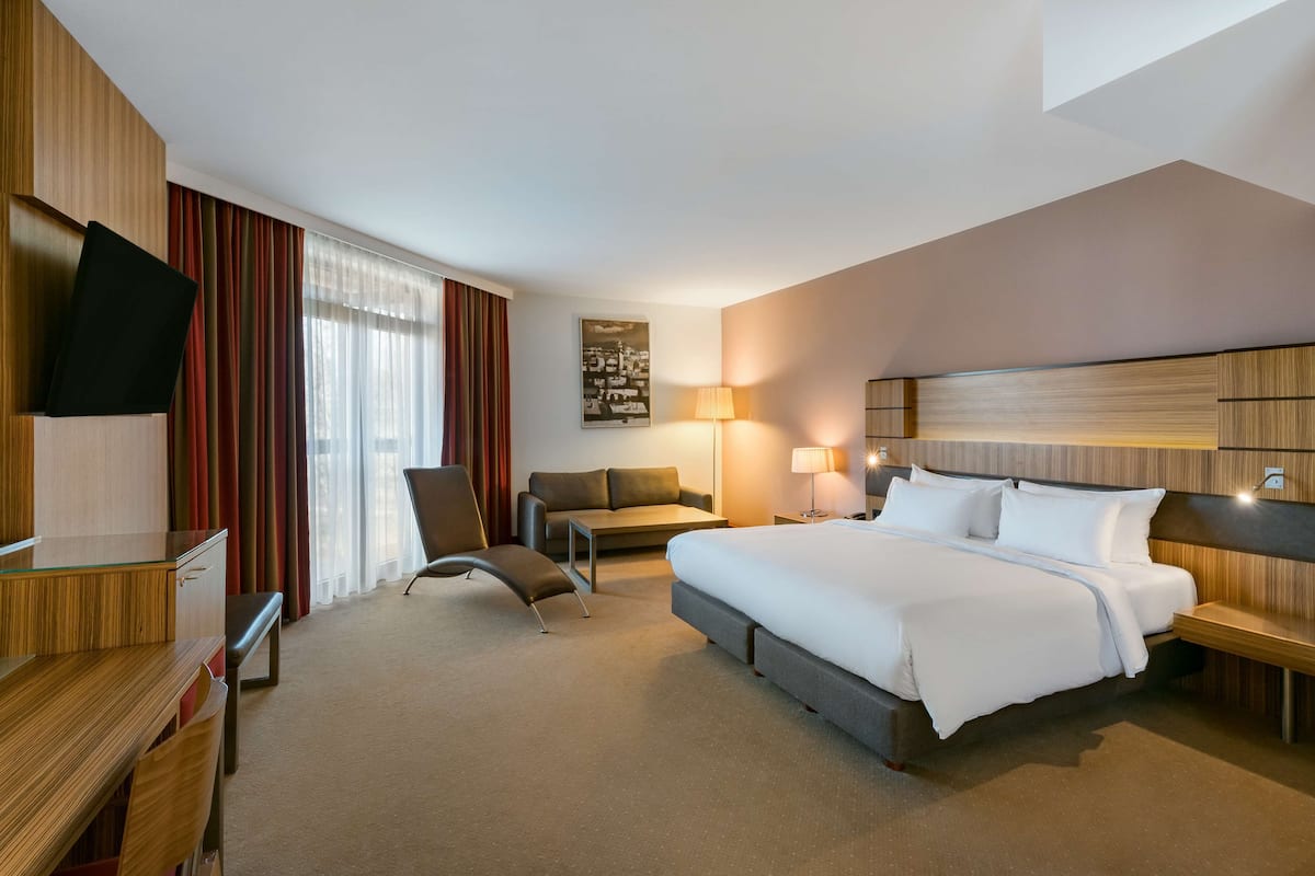 Junior Suite | 1 bedroom, down comforters, minibar, in-room safe