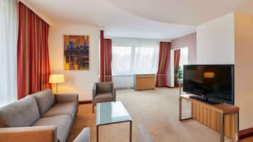 Suite, 1 soverom (Old Town View) | Dundyner, minibar, safe på rommet og skrivebord