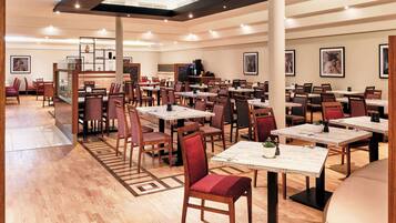 Petit déjeuner buffet (105 PLN par personne)