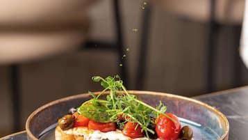 Un plat à l’aspect rustique, présenté dans une assiette ronde en céramique bleue.