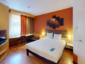 In-room safe, desk, soundproofing, iron/ironing board - ibis Bratislava Centrum (Bratislava)