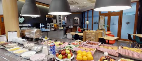 Déjeuner, dîner et souper servis sur place