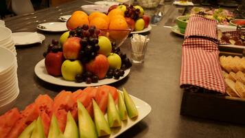 TĂ€gliches FrĂŒhstĂŒcksbuffet (13 EUR pro Person)