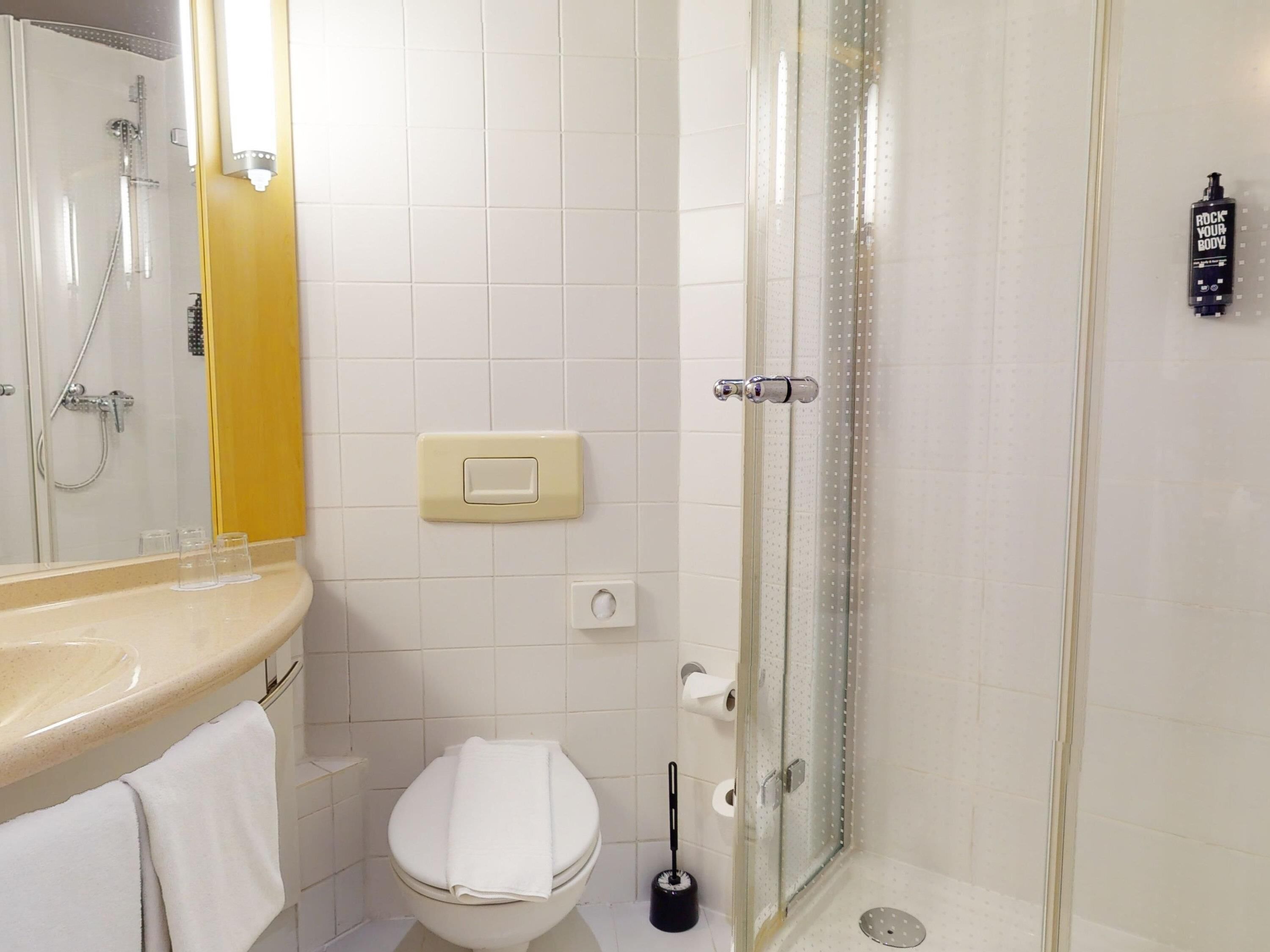 room, 1 double bed | in-room safe, desk, soundproofing, iron/ironing board