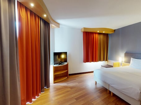 In-room safe, desk, soundproofing, iron/ironing board