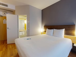 Room, 1 Double Bed | In-room safe, desk, soundproofing, iron/ironing board