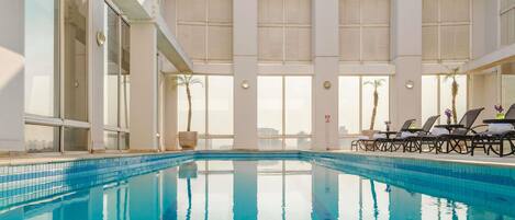 Piscina externa, espreguiçadeiras