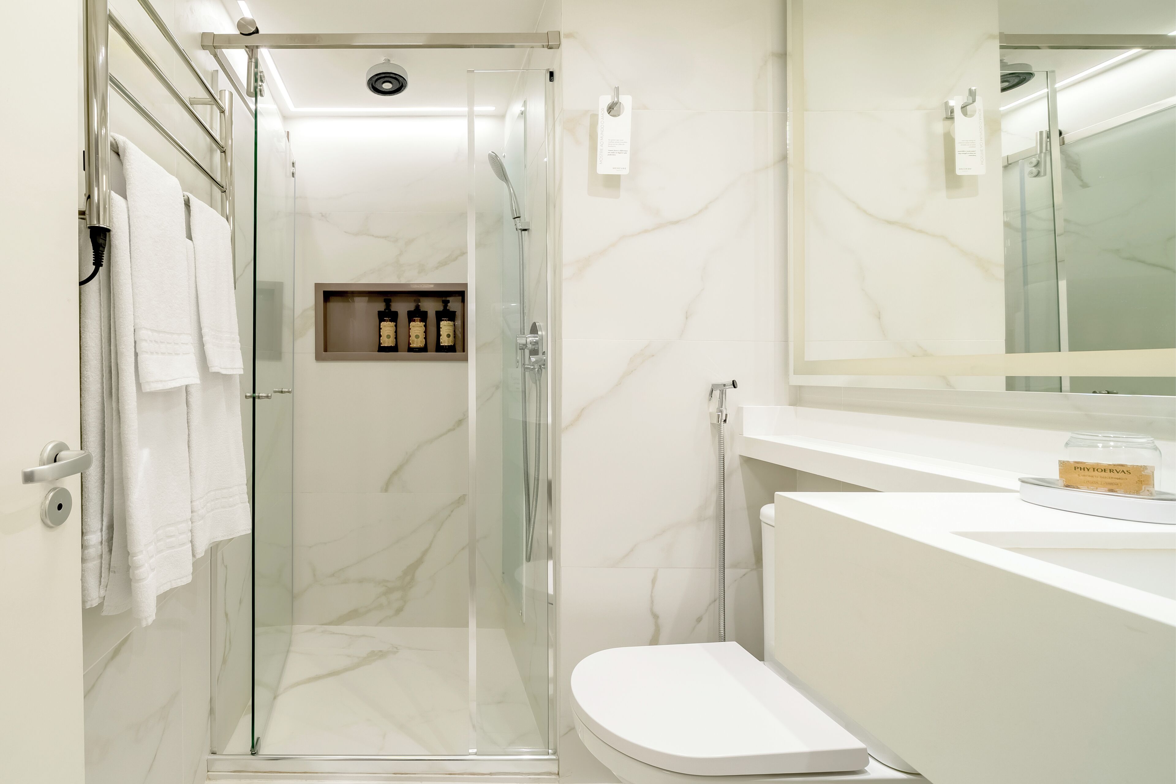 Shower, rainfall showerhead, free toiletries, hair dryer