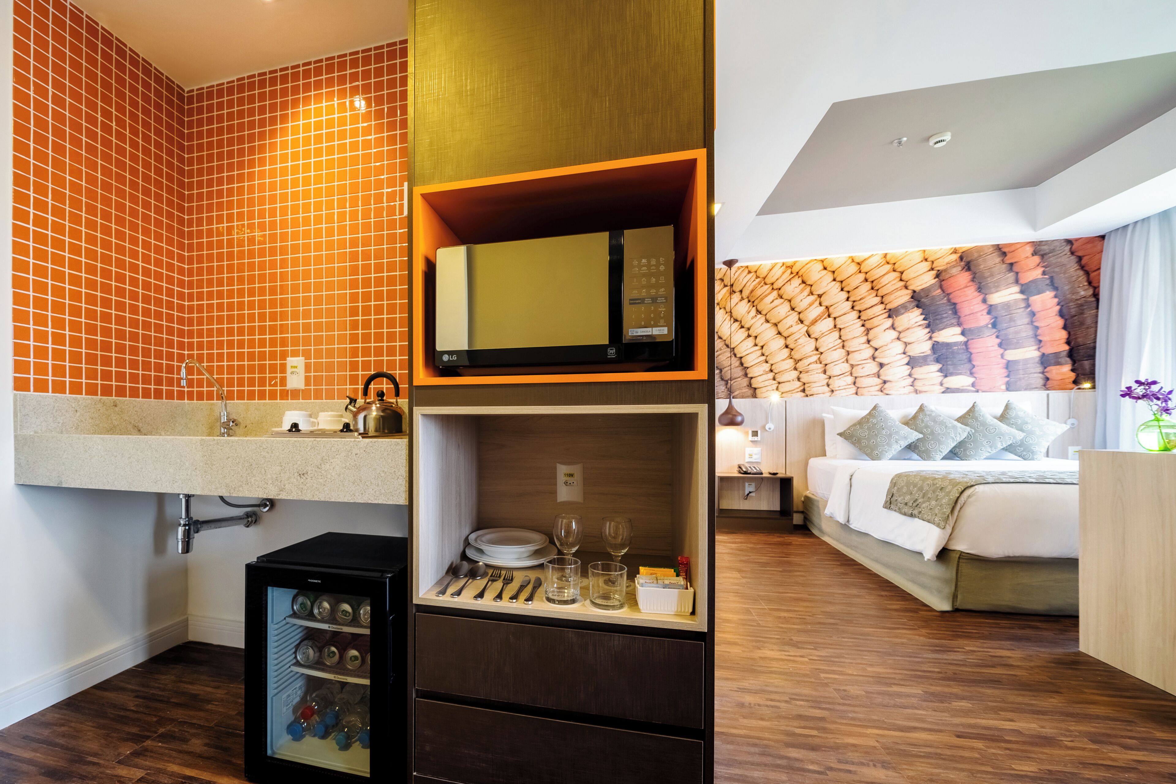 Privilege, Superior Room, 1 Double Bed, Accessible | Private kitchen | Microwave, stovetop, cookware/dishes/utensils, dining table
