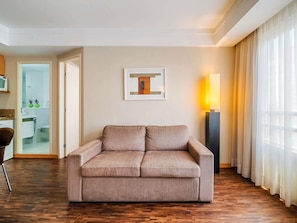 Habitación clásica con 2 camas individuales, 2 camas individuales | Baño | Regadera, regadera tipo lluvia, amenidades de baño ecológicas